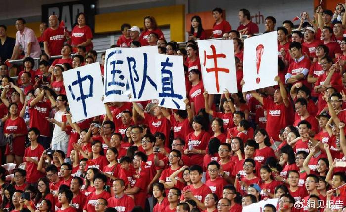 中国足球比赛火爆热播，球员表现逐渐成熟