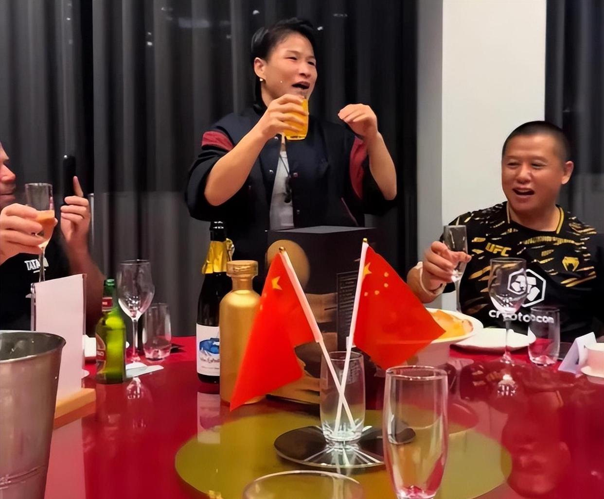 狂欢之夜！球员庆功宴场面壮观别有风味