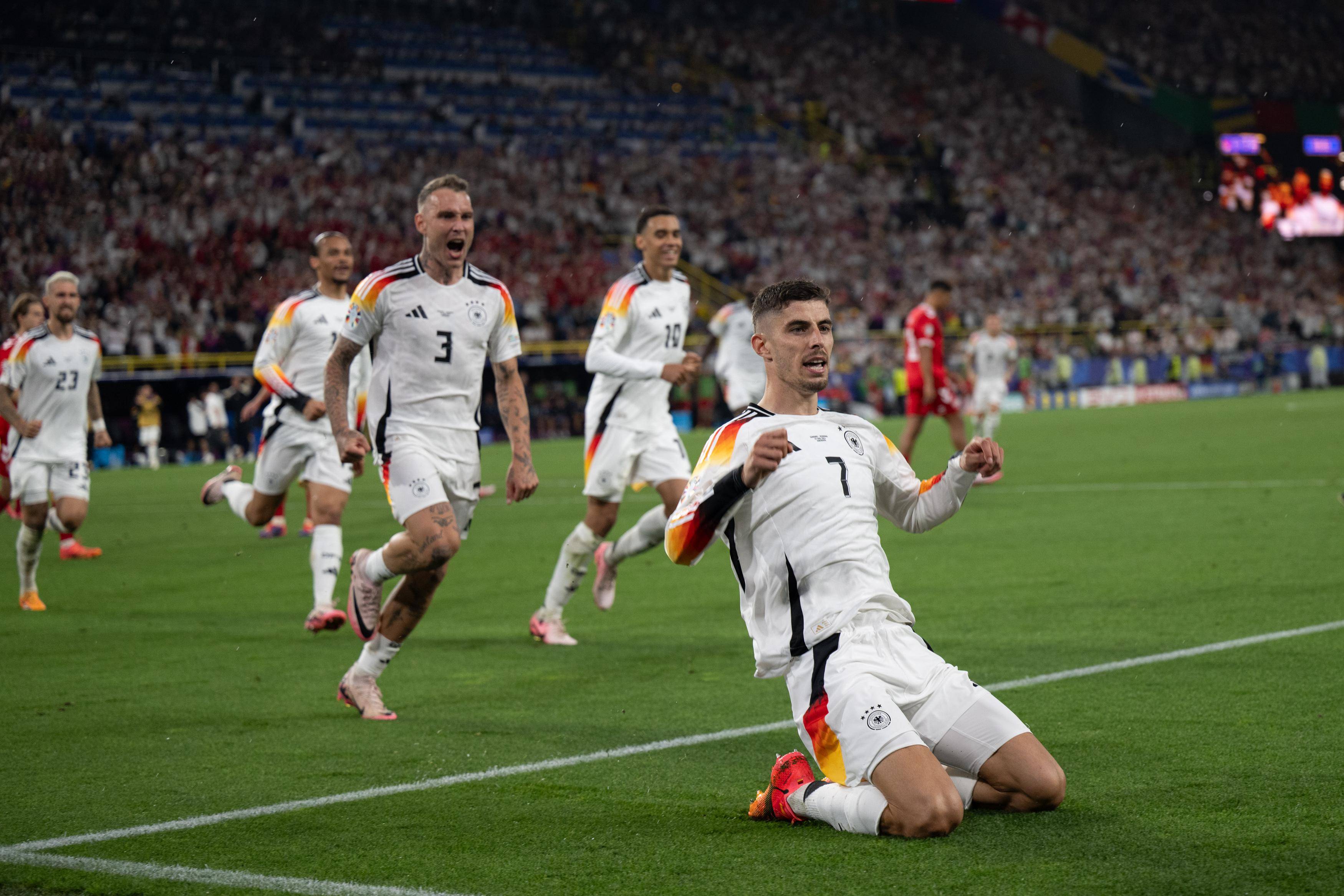 欧洲杯：英格兰队艰难战胜德国队进入八强