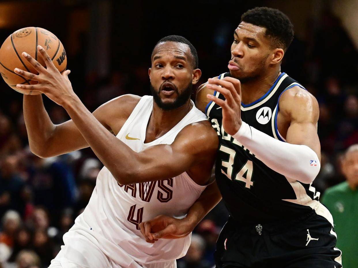 雄鹿击败猛龙,豪取13连胜 雄鹿击败猛龙,豪取13连胜