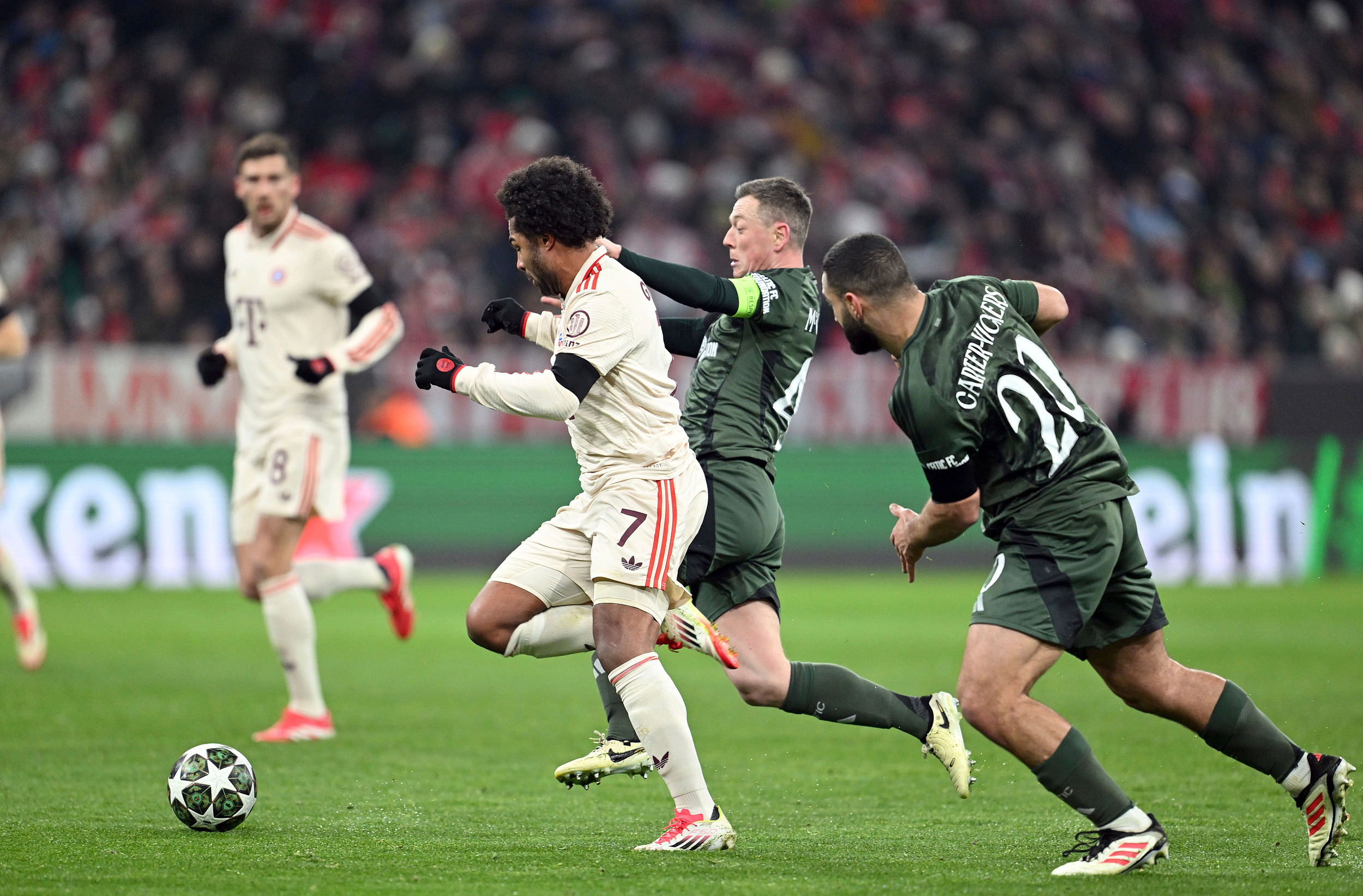 利物浦险胜勒沃库森，阿圭罗带队取胜