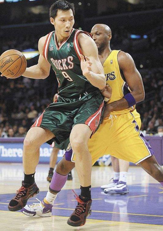 火箭逆转独行侠，易建联关键制胜