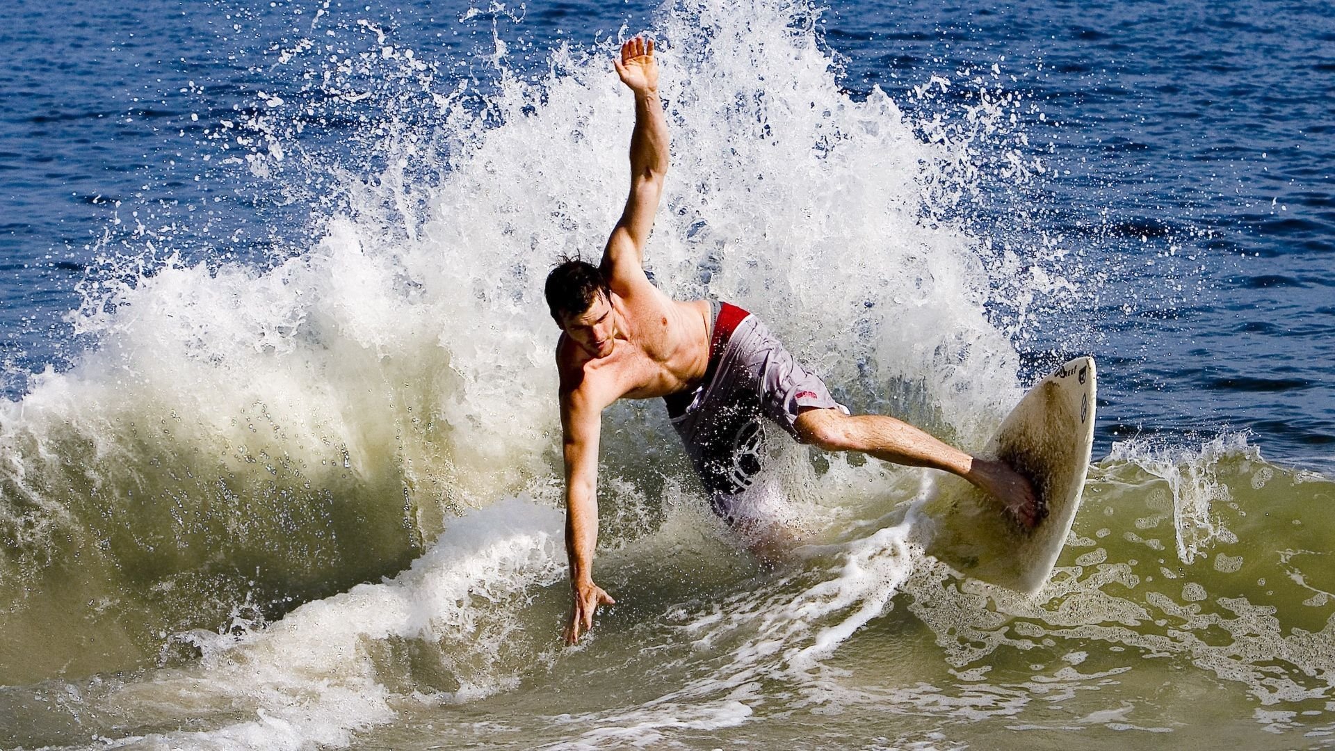 逆袭的银色闪电，周冠宇驾驶雷诺赛车统治银石，红牛王朝遭遇历史性溃败