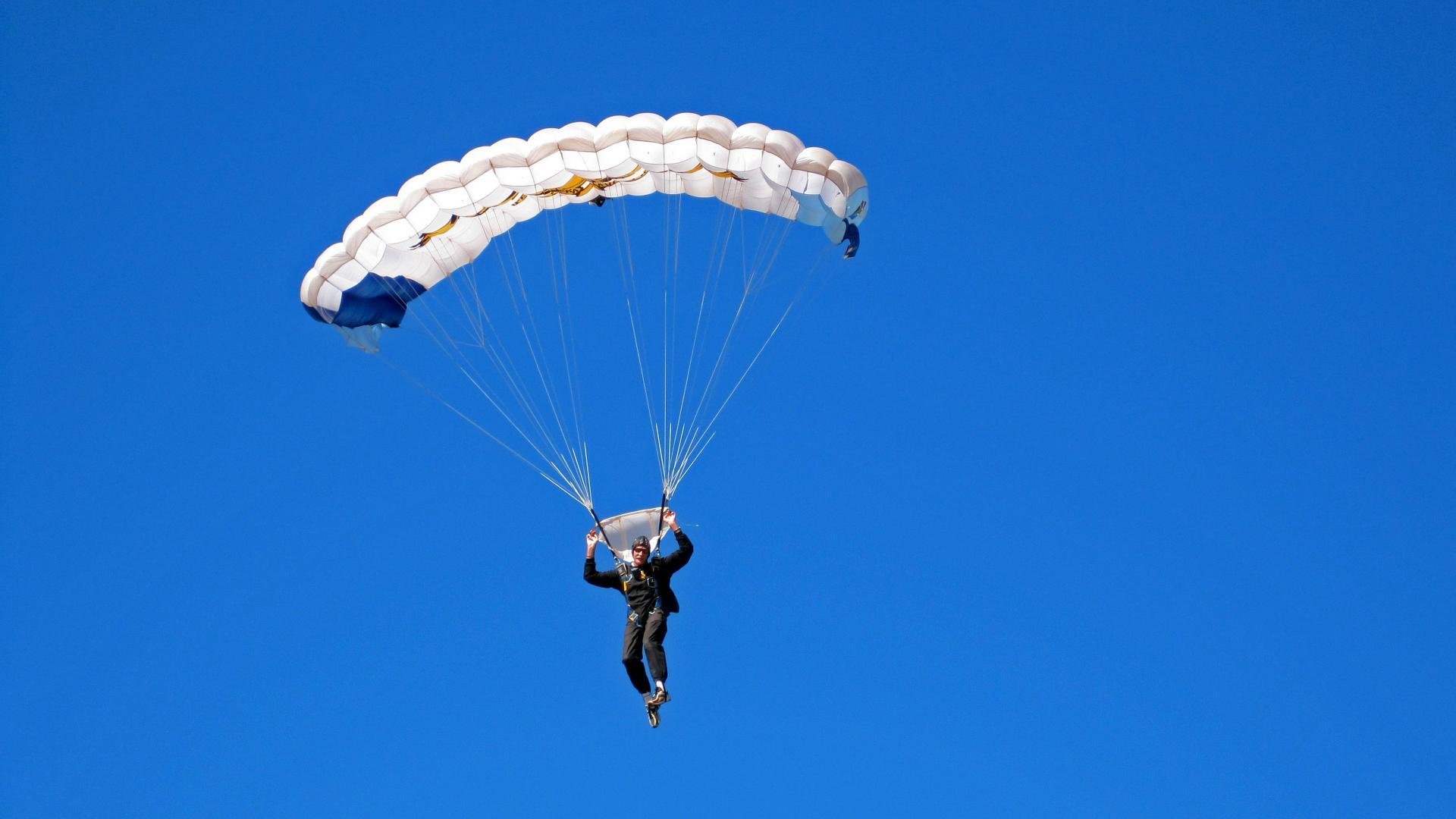一分之差，千斤之担，塞恩斯独扛法拉利大旗，哈斯惊险逆袭索伯
